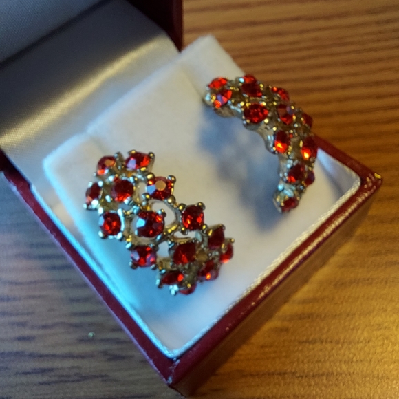 Rhinestone Orange-Red C shape Earrings 1" Silvertone w/ supportive post. - Picture 4 of 9